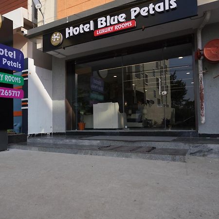 Hotel Blue Petals Shamshabad Exteriör bild