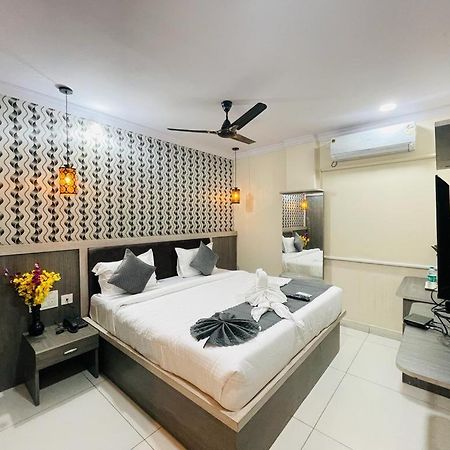 Hotel Blue Petals Shamshabad Exteriör bild