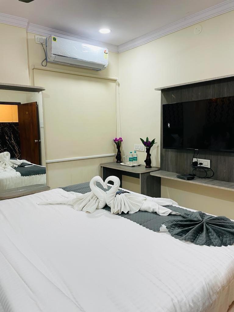 Hotel Blue Petals Shamshabad Exteriör bild