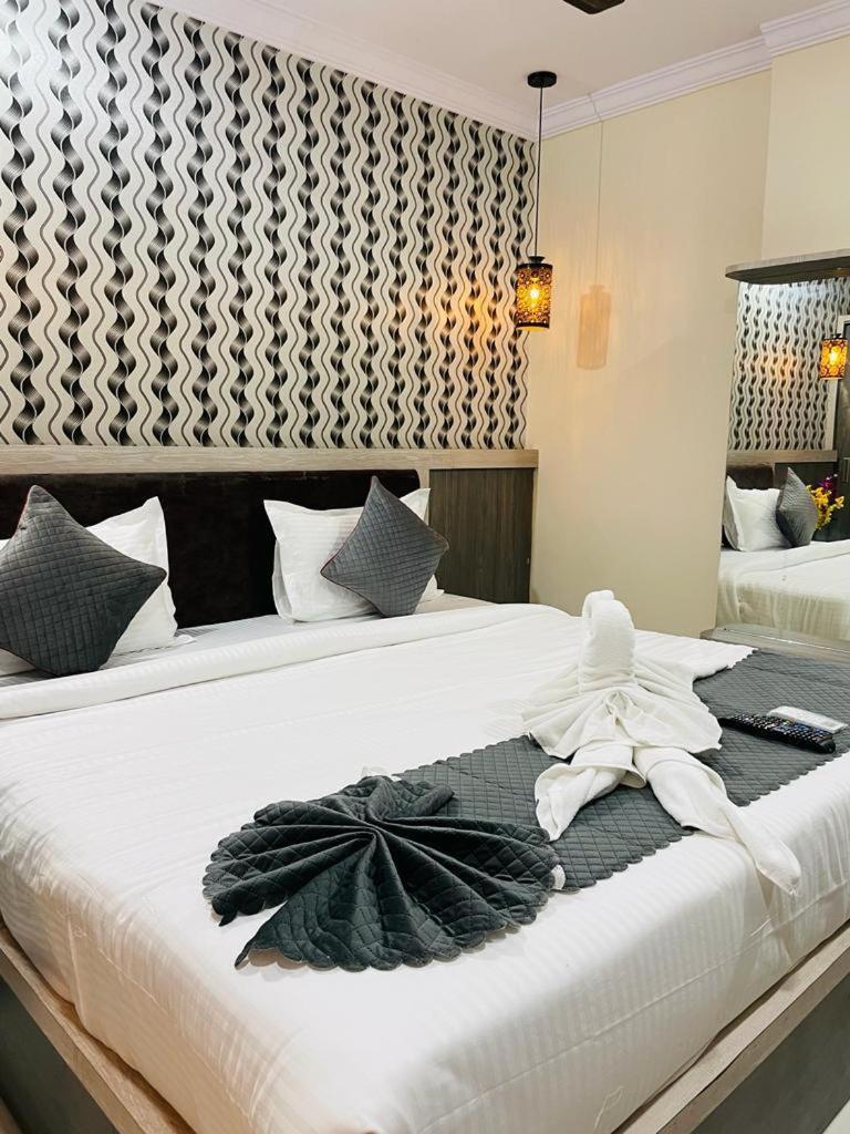 Hotel Blue Petals Shamshabad Exteriör bild
