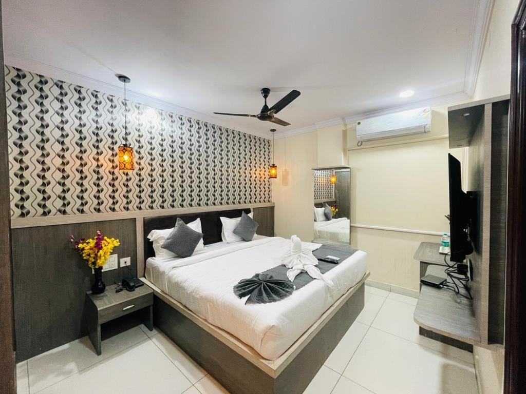 Hotel Blue Petals Shamshabad Exteriör bild