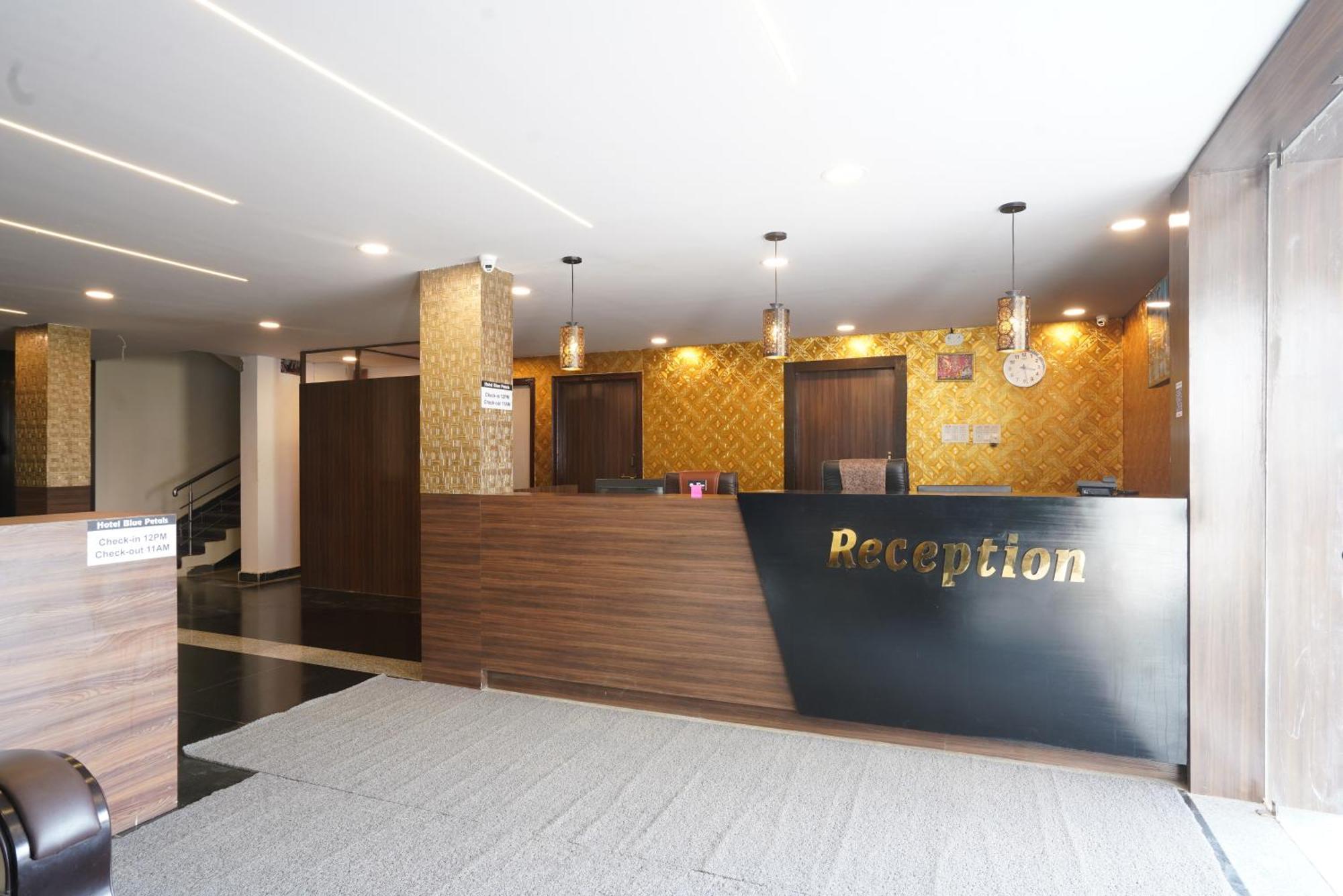 Hotel Blue Petals Shamshabad Exteriör bild